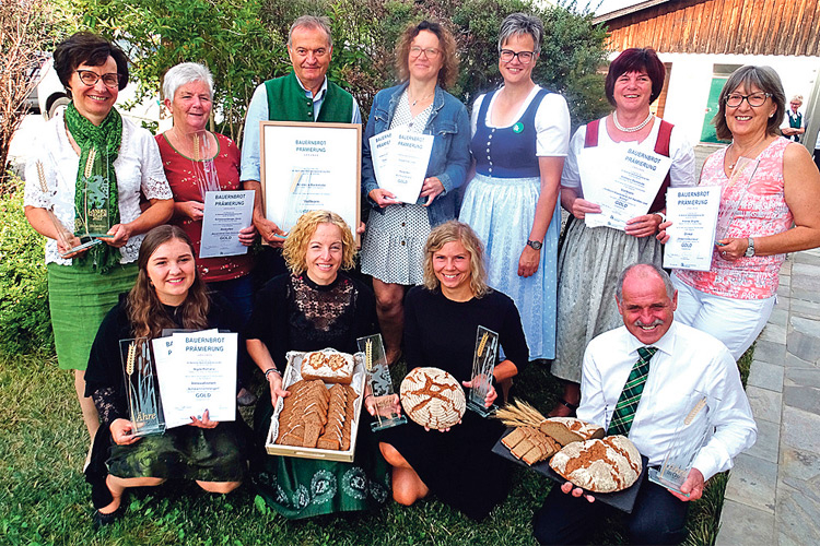Die ausgezeichneten Brotbäckerinnen des Bezirkes Weiz erhielten im Buschenschank Pilz die Urkunden überreicht.