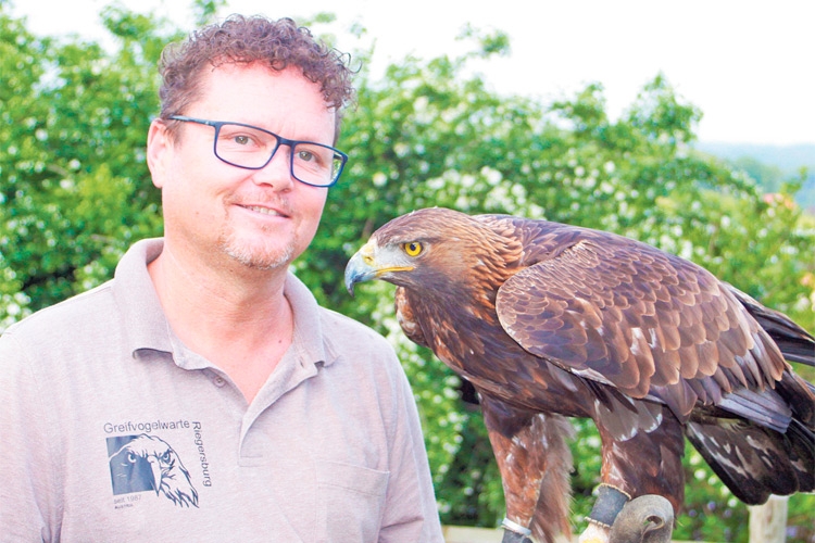 Falknermeister Raimund Weinhappel ist Eigentümer der Greifvogelwarte Riegersburg und international anerkannter Experte für Greifvögel und Eulen.