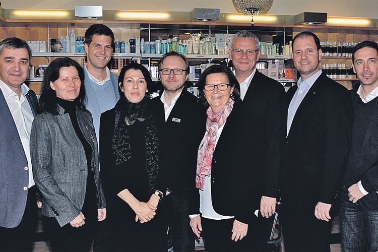 Das ÖVP-Team zu Besuch in der Diana Apotheke in Güssing.