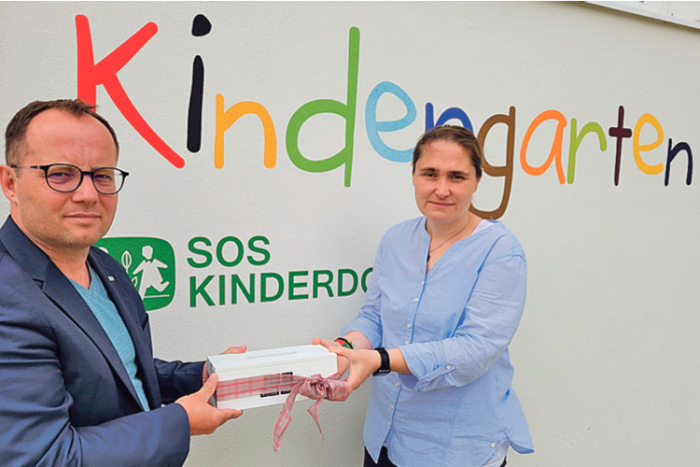SOS-Kinderdorf-Leiter Mg. Marek Zeliska und Kin­dergartenleiterin Carmen Kasic bitten um Spenden. 