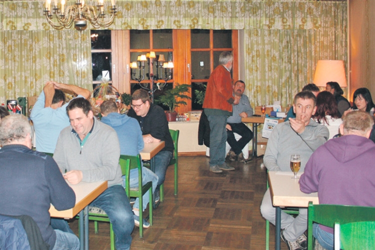 Die zahlreichen Spieler beim FPÖ-„Brettljausenschnapsen”.