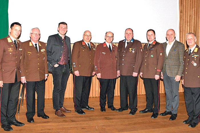 Die FF Hartberg mit Ehrengästen bei der Wehrversammlung.