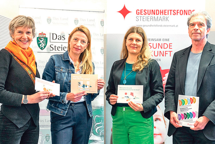 Susanna Krainz, Gesundheitslandesrätin Juliane Bogner-Strauß, ­Alima Matko und Leo Payr präsentieren das Patenfamilien-Angebot.