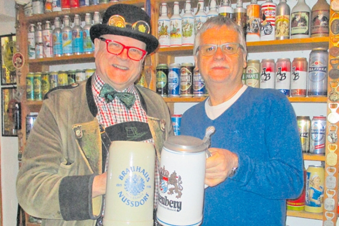 Bierpapst Conrad Seidl und Kurt Balazs bei einer genussvollen Bierverkostung.