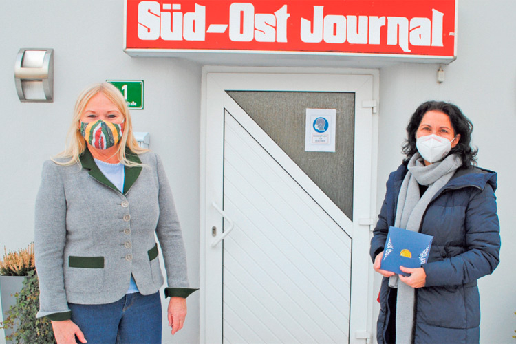 (v.l.:) SOJ-GF Ulrike Krois mit der Gewinnerin Gertraud Stangl. 