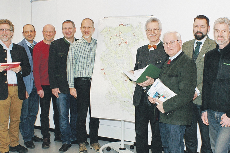 Die Mitarbeiter des Forstfachreferates sowie der Landesforstdirektion und BH Mag. Max Wiesenhofer präsentierten den neu erstellten Waldentwicklungsplan samt Innovationen.