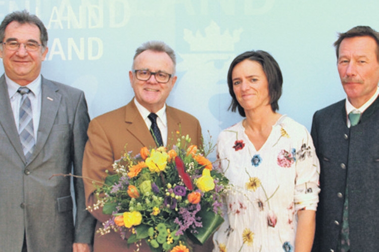 Michaela Grandits überreichte LH Hans Niessl Blumengrüße.