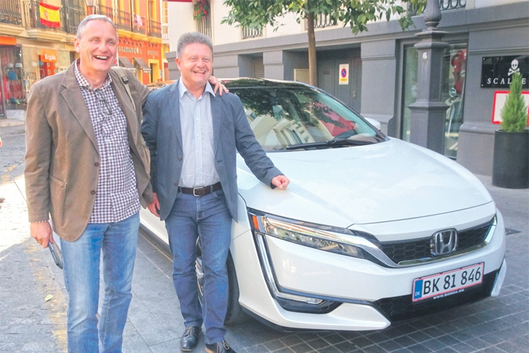Wolfgang Florian und Bernhard Kalcher sind vom Honda Wasserstofffahrzeug begeistert.