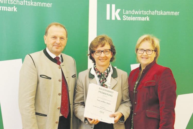 Kammerdirektor Werner Brugner und Landesbäuerin Auguste Maier gratulieren Maria Nigitz aus Takkern 2 zum Erfolg.