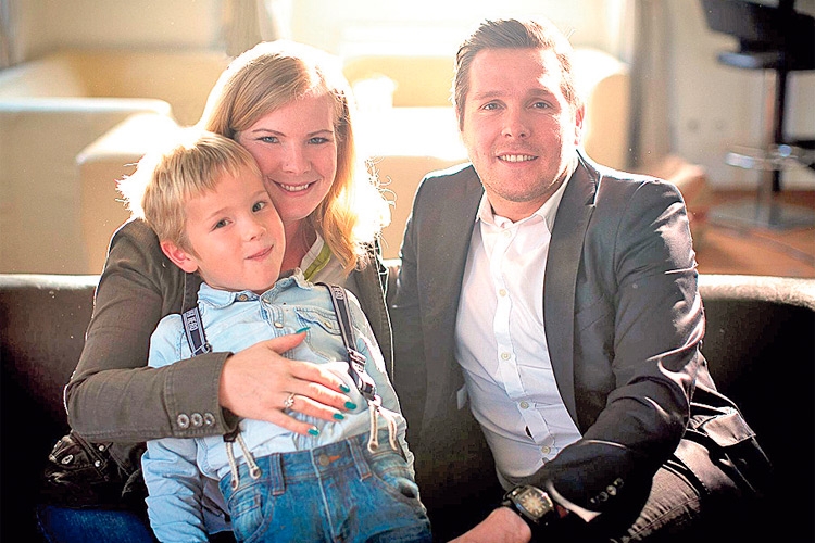 Einmal richtig entspannt: Rebecca Kesselbacher mit Ehemann Albin und dem höchst artigen Sohn Raphael zuhause in Klagenfurt.