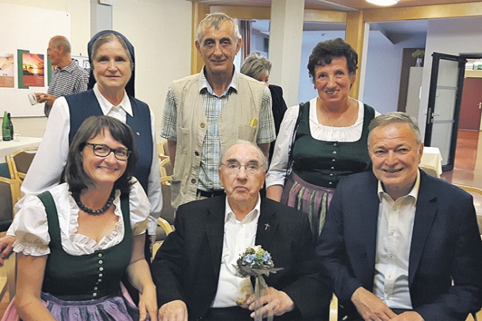 Der Jubilar Prälat Dr. Josef Jamnig mit Bgm. Johann Glettler (r.) und Mitgliedern des Pfarrgemeinderates St. Margarethen an der Raab.
