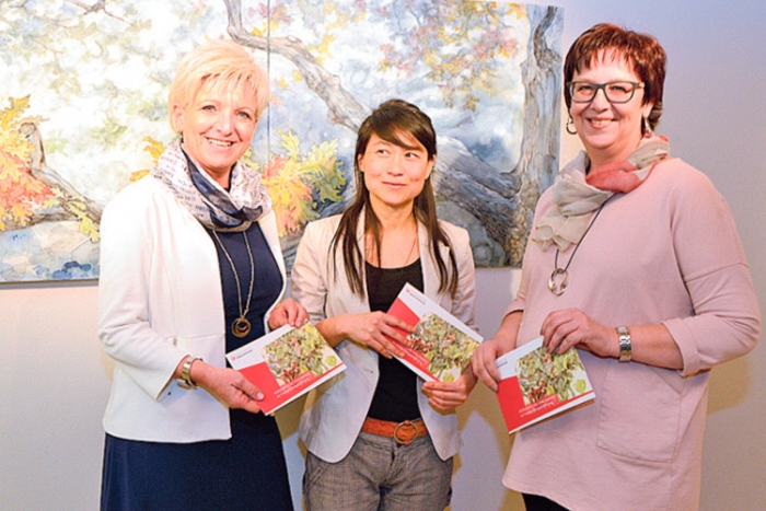 (v.l.) LAbg. Doris Prohaska, Künstlerin Rie Pomper-Takahashi und Klaudia Fritz.