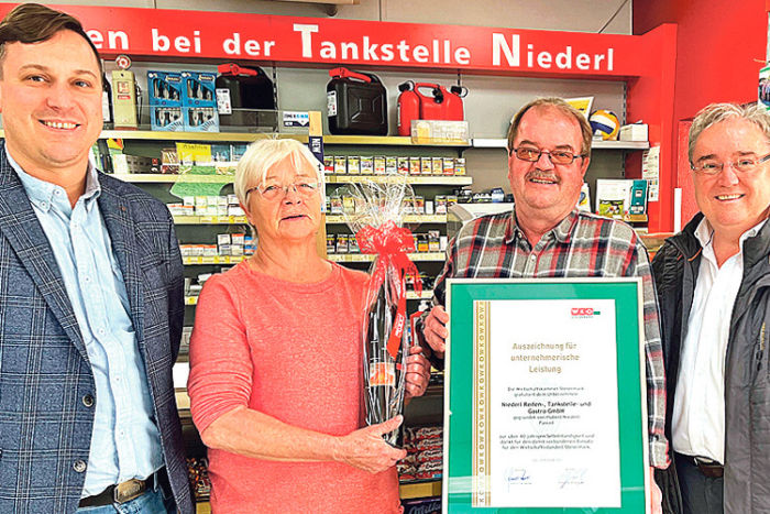 WB-Ortsobmann Werner Wild, Katharina und Hubert Niederl und WKO-Regionalstellenobmann Vinzenz Harrer (von links).