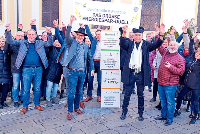 Das Ergebnis des Energiesparwettstreites „Don Camillo gegen Peppone” wurde medienwirksam am Hartberger Hauptplatz verkündet.