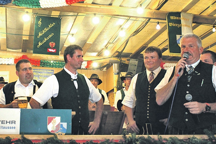 Bierzeltchef ABI Werner Fischer eröffnete traditionell den 56. Altausseer Kirtag. Die freiwilligen Helfer leisteten 8.200 Arbeitsstunden. 