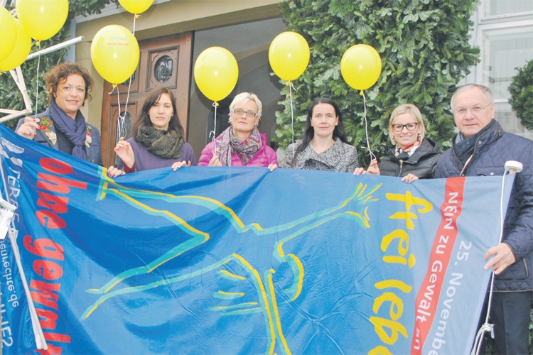 Das Innova-Team und politische Vertreter ließen Luftballone als Symbol gegen Gewalt fliegen. 
