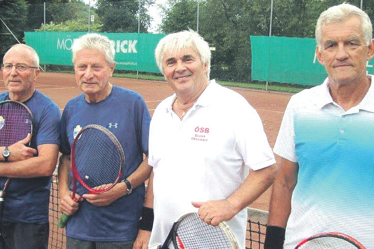 Die beiden Doppelpaare bei den Senioren-Tennis Bundesmeisterschaften.