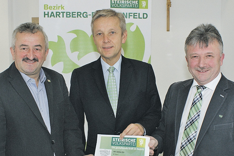 Von links: Bezirksgeschäftsführer Herbert Kogler, Bezirksparteiobmann NR Dr. Reinhold Lopatka und LAbg. Hubert Lang.
