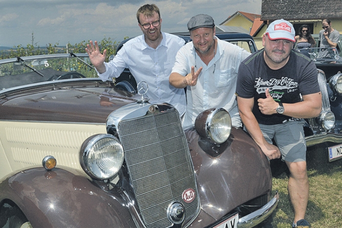 Hausherr Ronni Gollatz vom Hannersberg mit Rudi Roubinek und Martin Weinek mit dem ältesten Mercedes Bj. 1935 Typ 170 V Cabrio A.