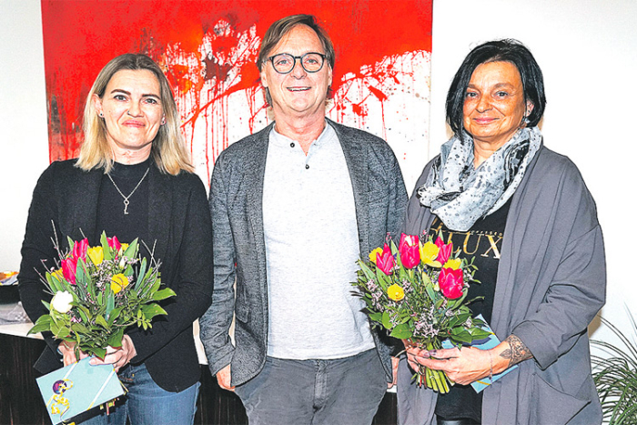 Bürgermeister Erwin Eggenreich ehrte die beiden Lebensretterinnen Verena Rechberger (links) und Ingrid Rußmann. 