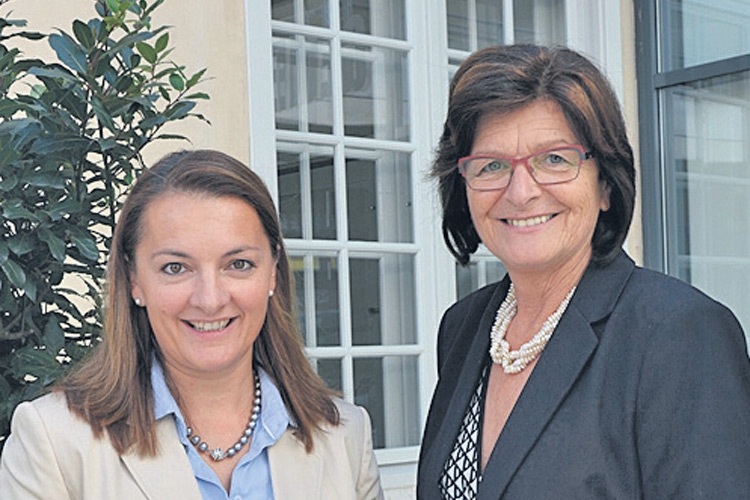 GR Reingard Gutmann mit Bür­germeisterin Christine Siegel.