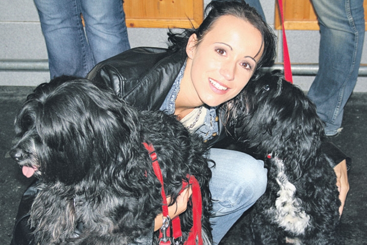 Hundeliebhaberin Nina Stern mit ihren Lieblingen Susi&amp;Stupsi. 