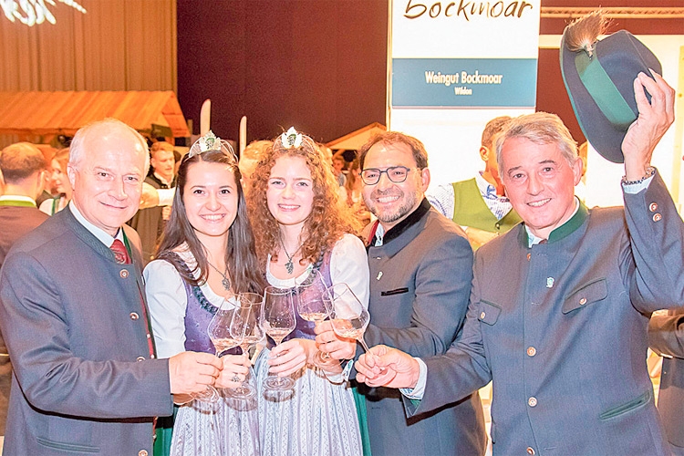 (v.l.:) LR Johann Seitinger, die Weinhoheiten Beatrix und Lisa, Stefan Potzinger (Obmann Wein Stmk.), GF-Wein Stmk. Ing. Werner Luttenberger. 