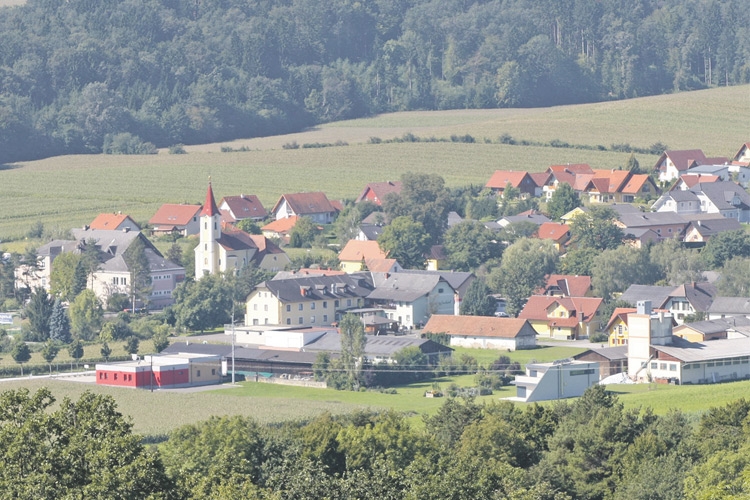 Im landschaftlich reizvollen Saßtal liegt Mettersdorf am Saßbach am Tor des Vulkanlandes und verbindet die beiden Bezirke Leibnitz und Südoststeiermark.