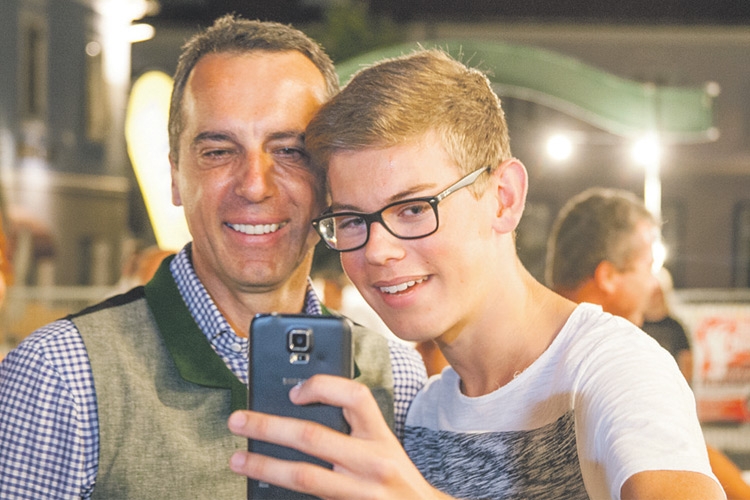 Bundeskanzler Christian Kern mit „Selfie-Jäger“ Michael Wackerle bei den Fehringer Weintagen. 