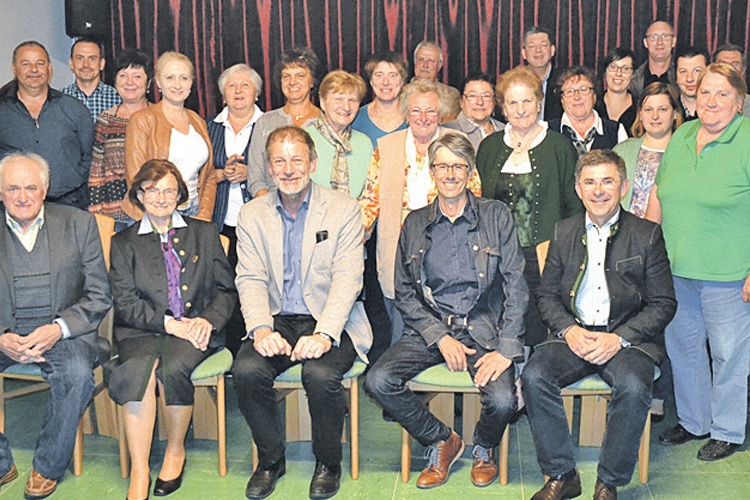 Der in der Neuwahl bestätigte Vorstand gemeinsam mit den Ehrengästen des Ortsparteitages in Mettersdorf.