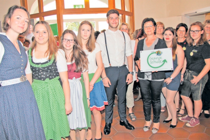 Stolz präsentiert wurde die Auszeichnung „Gesunde Schule”. 