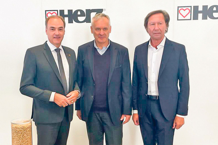 LR Dr. Leonhard Schneemann (l.) und Bgm. Kurt Maczek (r.) gratulierten dem Eigentümer der Herz-Gruppe, Dr. Gerhard Glinzerer (Mitte), zur Eröffnung der Erweiterung des Herz-Standortes in Pinkafeld.
