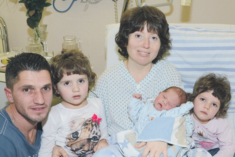 Das Neujahrsbaby „Elias“ im ­Kreise seiner Familie.