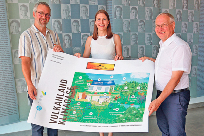 GF Michael Fend, Raphaela Fink und Obm. Josef Ober präsentieren den neuen Klimaoase-Leitfaden des Vulkanlandes.
