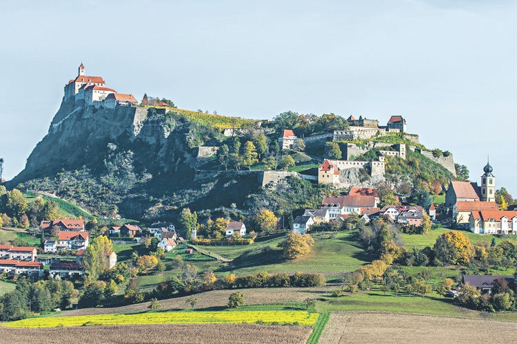  Von weit her sichtbar erhebt sich der mächtige Basaltfelsen mit der besterhaltenen Burganlage der Steiermark über das Zentrum der Marktgemeinde Riegersburg.