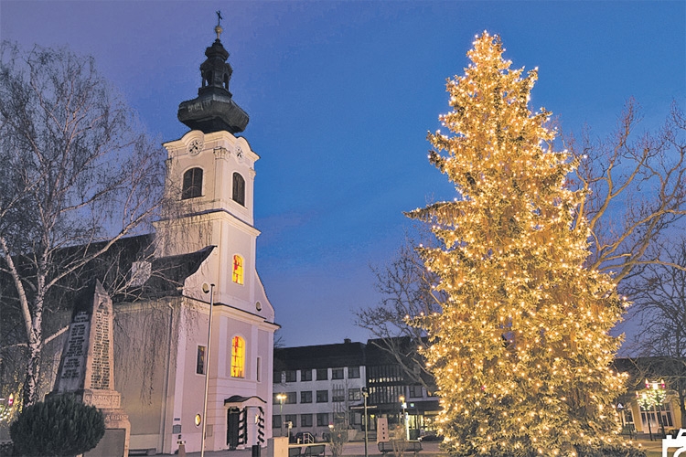Traditionell wurde am Kirchplatz der Lichterbaum entzündet.