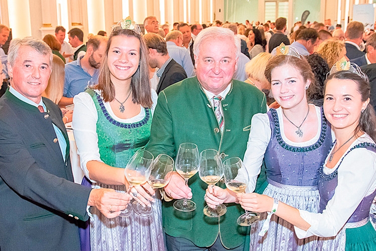 Ing. Luttenberger (GF Wein Stmk.) mit LH Schützenhöfer &amp; Weinhoheiten.