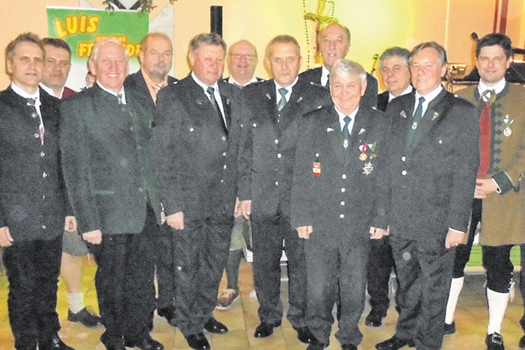 Mitglieder des Kameradschaftsbundes Mühldorf mit Ehrengästen.