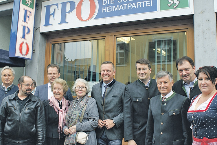 Viele Gäste und Prominenz bei der Eröffnung des FPÖ-Bürgerbüros.