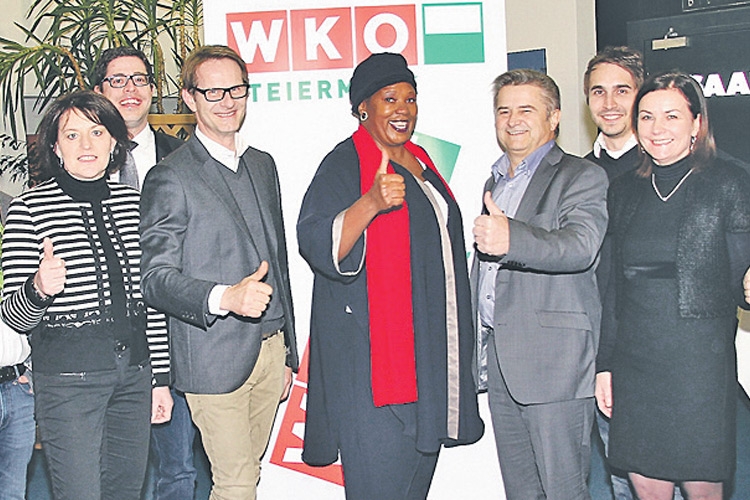 Das WKO-Team mit Liz Howard (Mitte) und dem Hartberger Bürgermeister Marcus Martschitsch (4.v.l.).