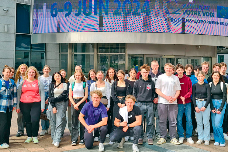 Die Schüler der BHAK Hartberg mit ihren Lehrern vor dem Europäischen Parlament in Brüssel.
