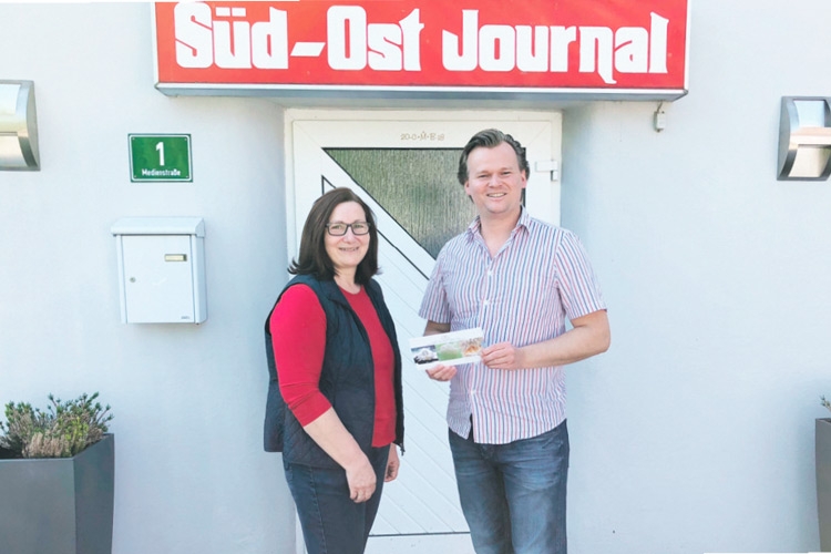 SOJ-Redakteur Dorian Krois mit Gewinnerin Andrea Zweidick.