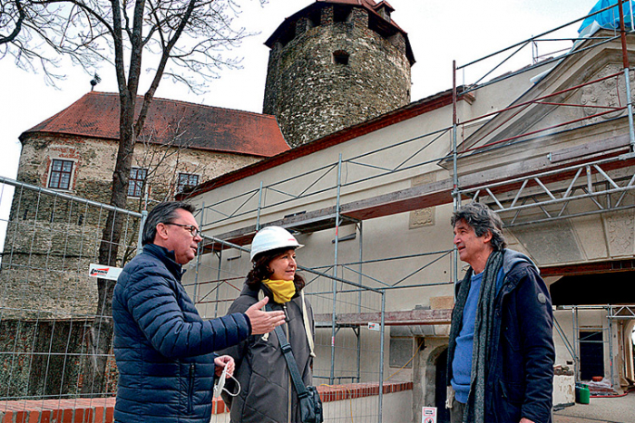  Mag. Daniela Auer (Kultur Betriebe Burgenland), Norbert Darabos und Architekt Walter Jartschitsch führten ein kleines Presseteam kürzlich durch die Friedensburg.