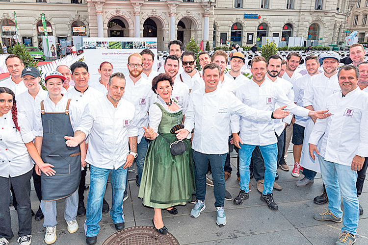 Ein Erfolgsmodell, wie ein „kulinarisches Musical“, ist die „Lange Tafel“ inmitten der Grazer Innenstadt. Seit zehn Jahren höchst erfolgreich. 