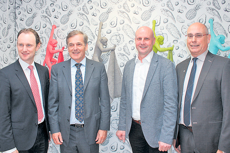 Der Vossen-begeisterte Bürgermeister Reinhard Pock (2.v.re.) mit den Vossen-Geschäftsführern und Linz Textil Aufsichtsrat Weninger.