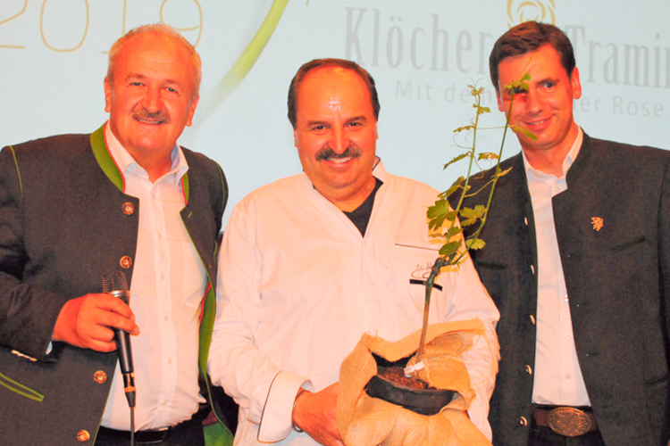 Bürgermeister Josef Doupona und Weinbauvereinsobmann Fritz Frühwirth überreichten TV-Starkoch Johann Lafer einen Gewürztraminer-Rebstock.
