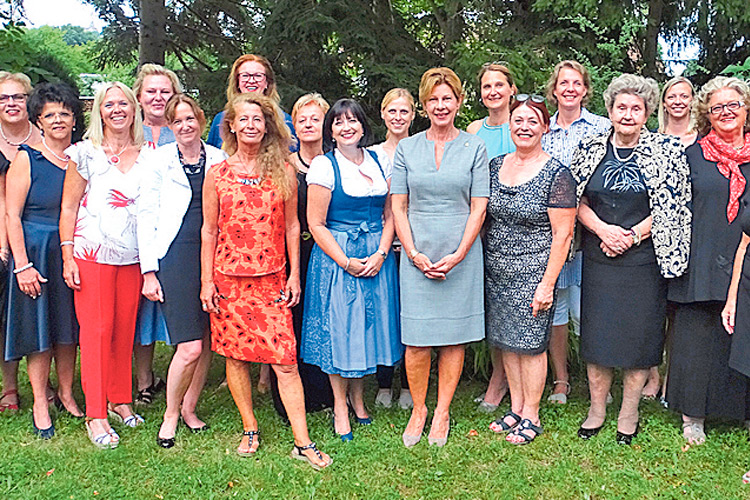 Die 36 Damen des Lions Club Thermenland mit der Präsidentin (m.).