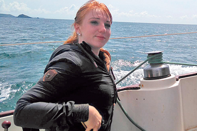 Pudelwohl fühlt sich Lisa im Segelboot, unterwegs auf den Atlantik-Wellen.