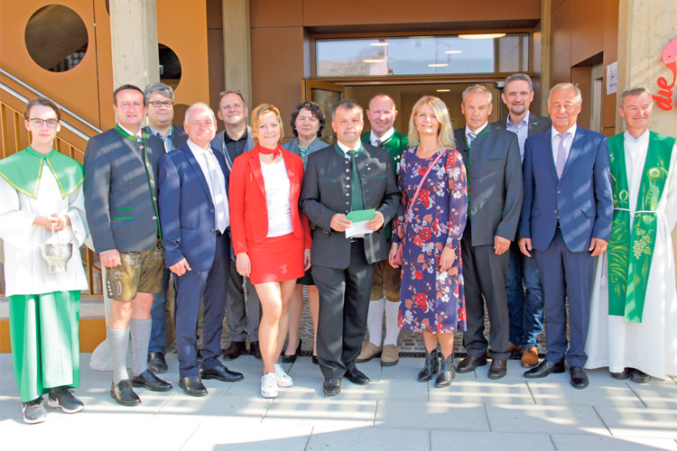 Bürgermeister Helmut Ofner mit Gemeindevertretern und Ehrengästen bei der Eröffnung.
