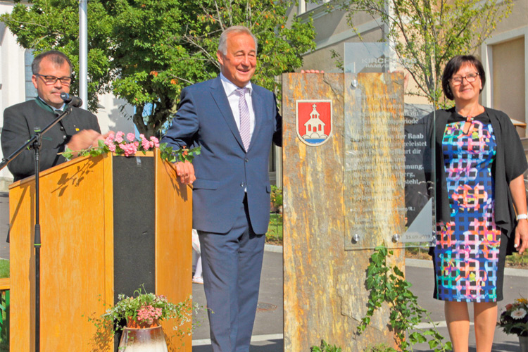 Altbürgermeister Florian Gölles wurde mit einem Gedenkstein geehrt.